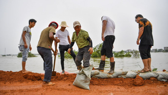 【现场直击】江西永修县：洪水正在消退，堤坝仍有垮塌风险，村民齐心保卫家园