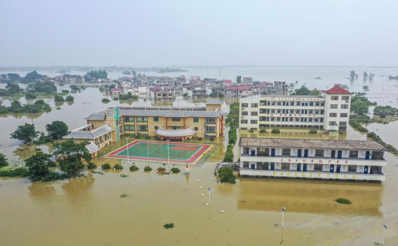 【现场直击】江西永修县：洪水正在消退，堤坝仍有垮塌风险，村民齐心保卫家园