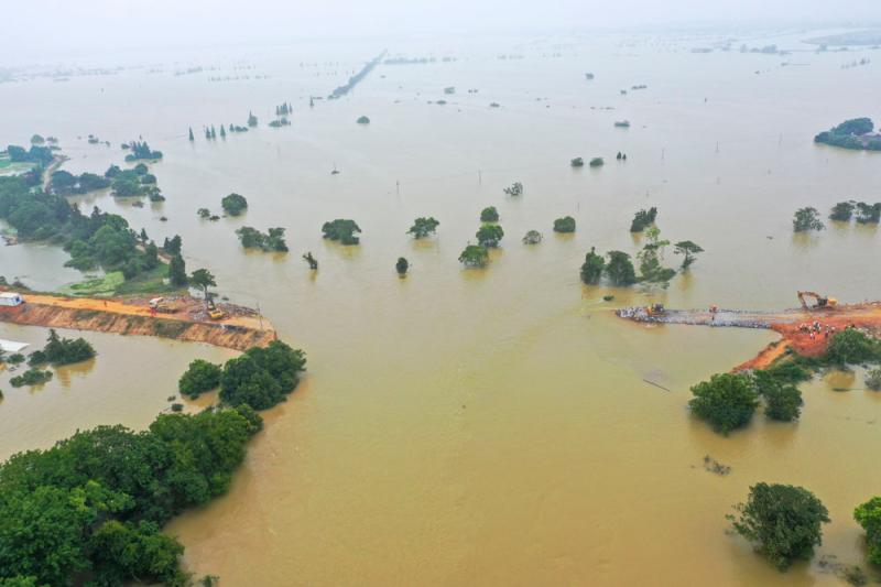 【现场直击】江西永修县：洪水正在消退，堤坝仍有垮塌风险，村民齐心保卫家园