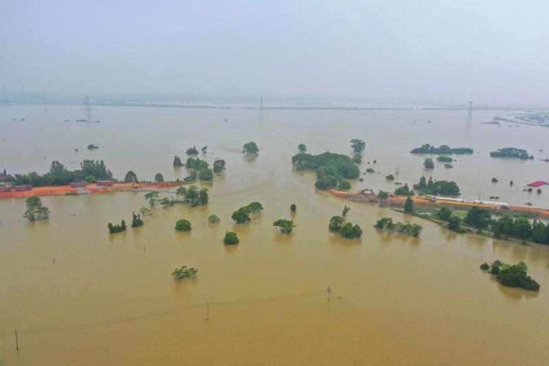【现场直击】江西永修县：洪水正在消退，堤坝仍有垮塌风险，村民齐心保卫家园
