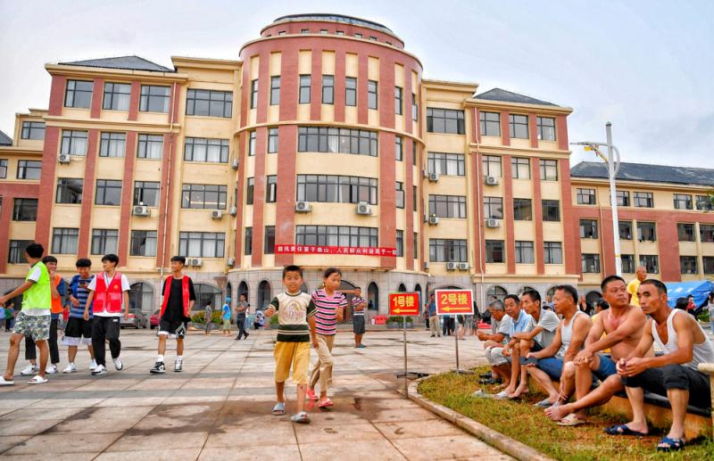 【现场直击】江西永修县：洪水正在消退，堤坝仍有垮塌风险，村民齐心保卫家园