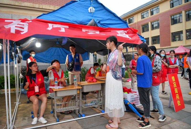 【现场直击】江西永修县：洪水正在消退，堤坝仍有垮塌风险，村民齐心保卫家园