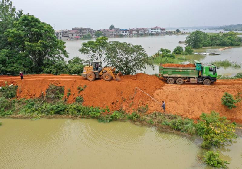 【现场直击】江西永修县：洪水正在消退，堤坝仍有垮塌风险，村民齐心保卫家园