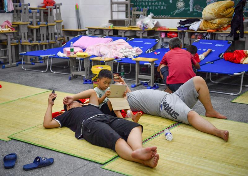 【现场直击】江西永修县：洪水正在消退，堤坝仍有垮塌风险，村民齐心保卫家园