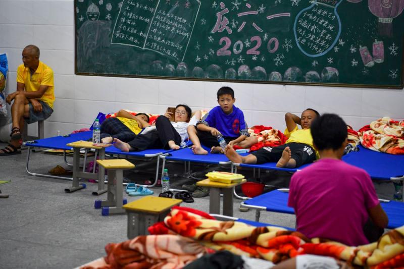 【现场直击】江西永修县：洪水正在消退，堤坝仍有垮塌风险，村民齐心保卫家园