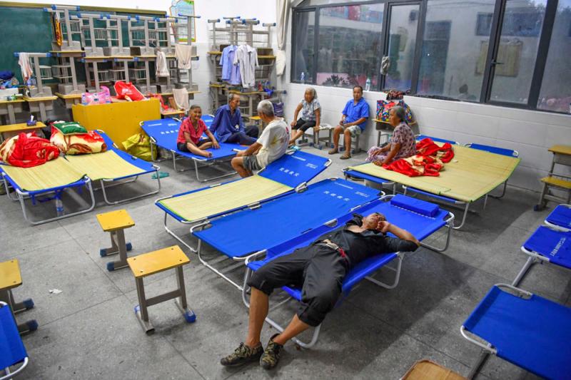 【现场直击】江西永修县：洪水正在消退，堤坝仍有垮塌风险，村民齐心保卫家园