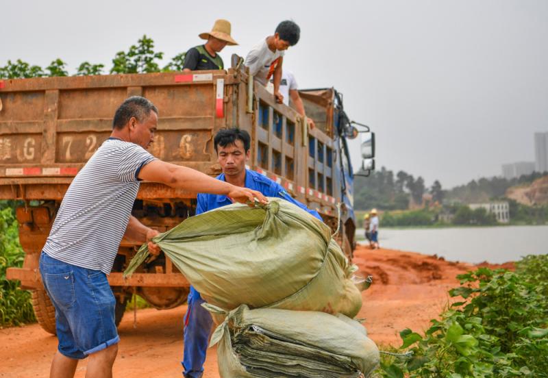 【现场直击】江西永修县：洪水正在消退，堤坝仍有垮塌风险，村民齐心保卫家园