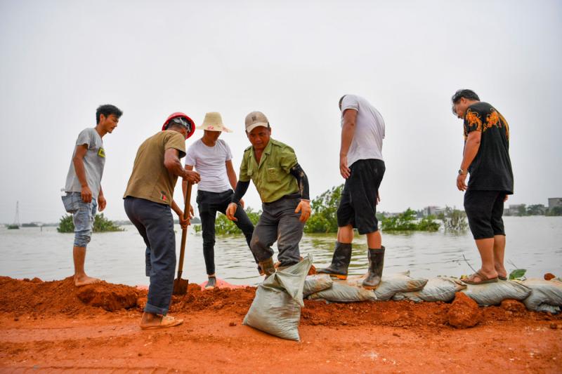 【现场直击】江西永修县：洪水正在消退，堤坝仍有垮塌风险，村民齐心保卫家园