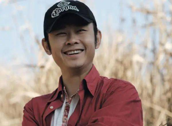 刀郎前妻杨娜抛弃40天女儿失踪，10年后刀郎爆火，她选择后悔讨好