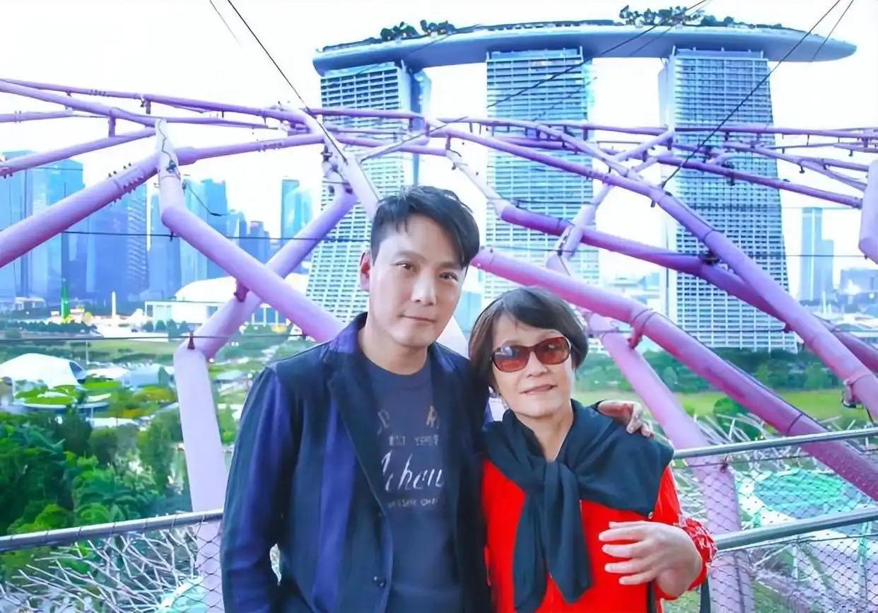 “情痴”张信哲:55岁仍未婚,他的破碎爱情就像一首带泪的情歌