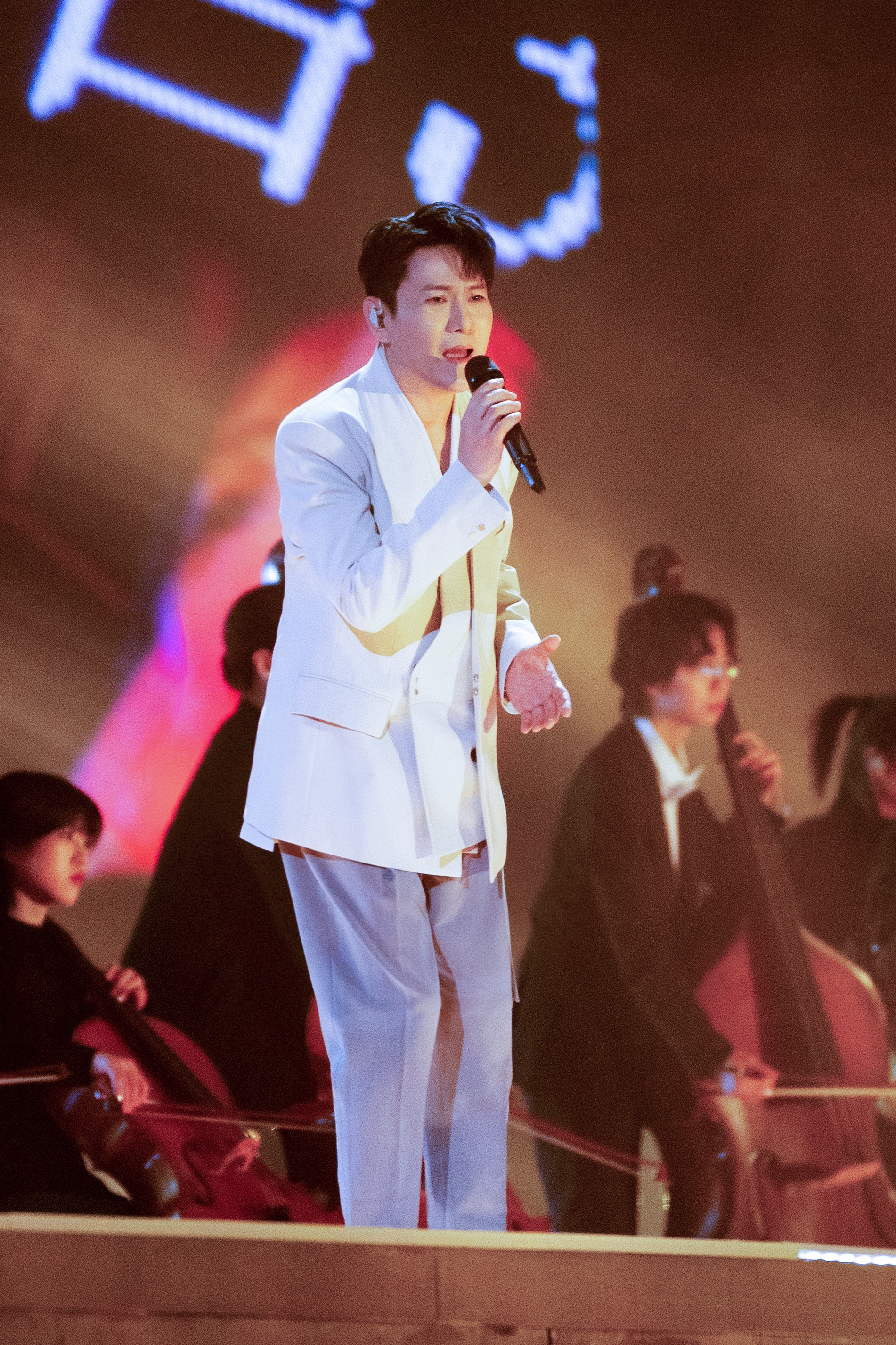 三台跨年晚会七首歌，“情歌王子”张信哲的歌迷集体过年了