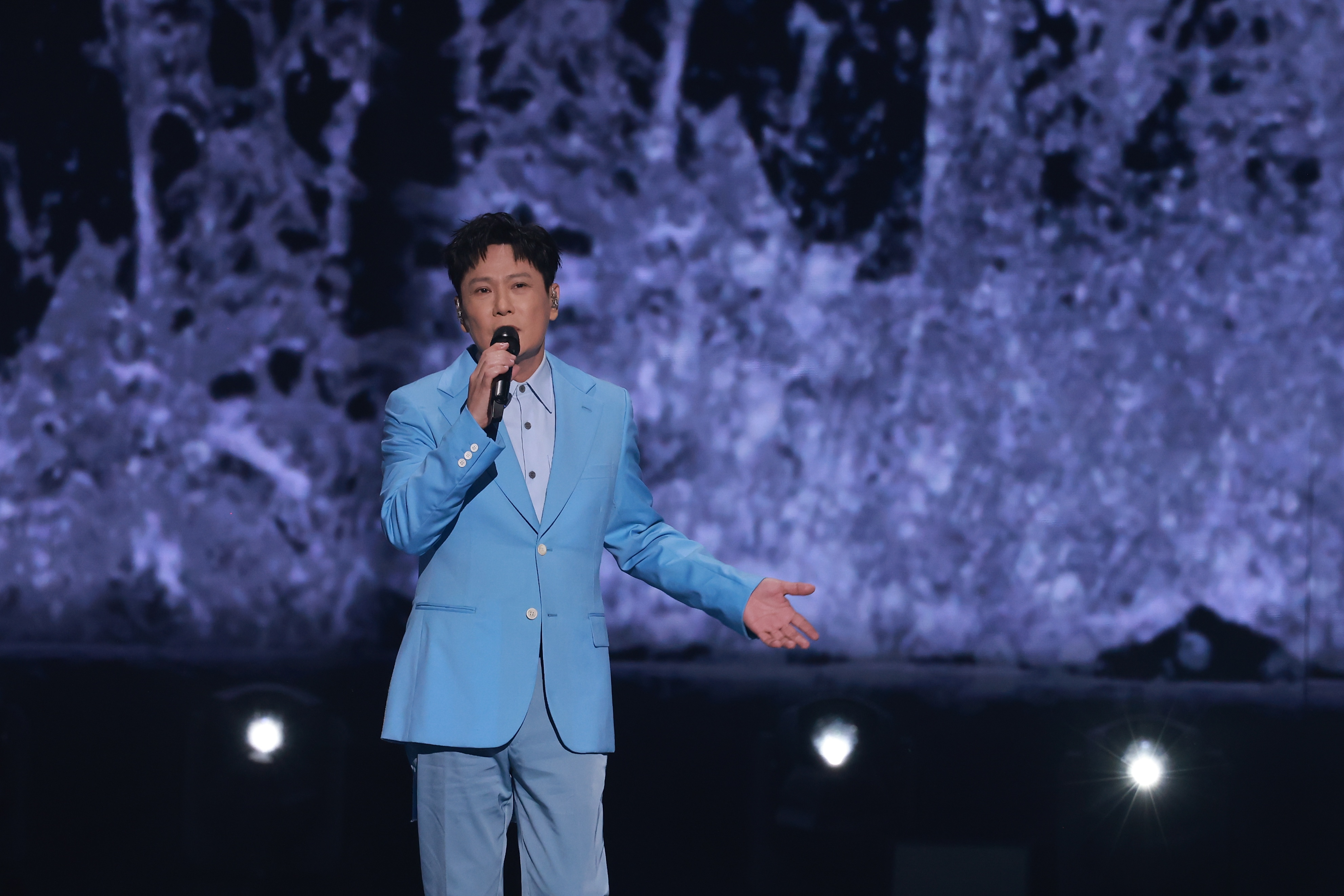 三台跨年晚会七首歌，“情歌王子”张信哲的歌迷集体过年了