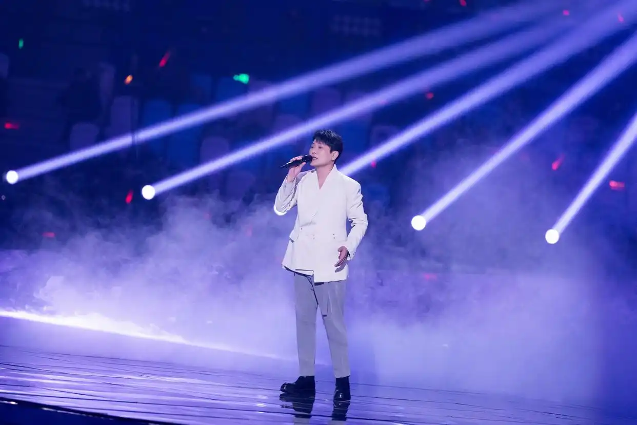跨年晚会高光瞬间：舞美精致，“情歌王子”张信哲唱响经典