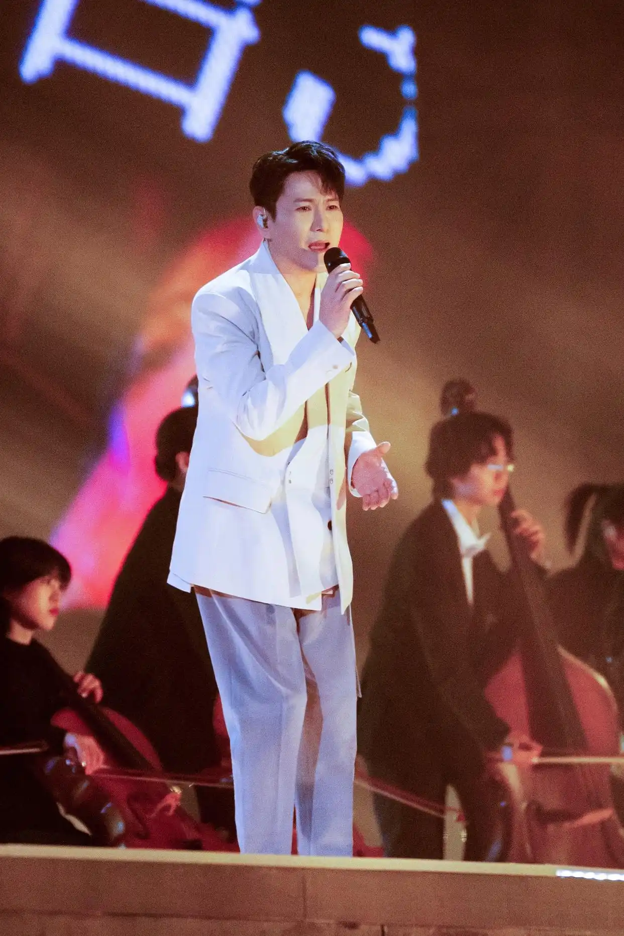 跨年晚会高光瞬间：舞美精致，“情歌王子”张信哲唱响经典