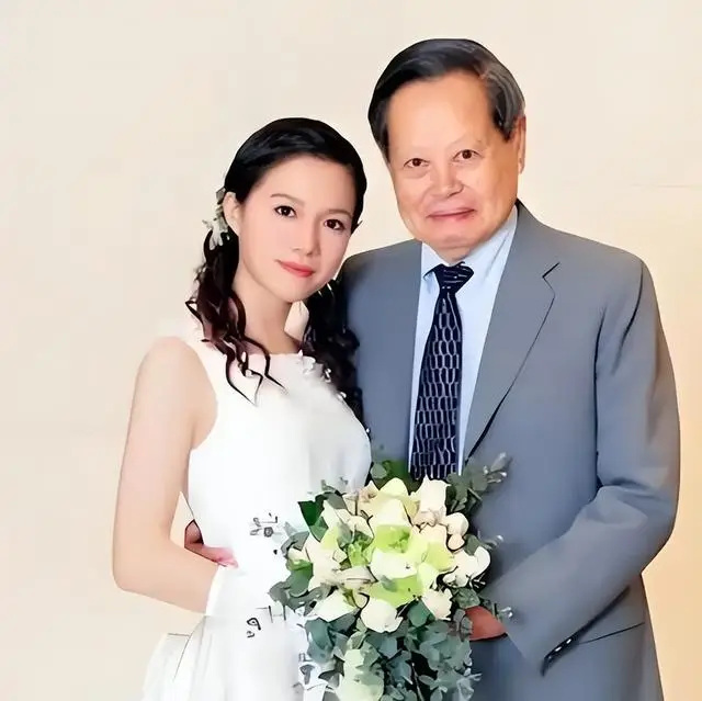 杨振宁去世3天，众人自发前往吊唁，回看过往，他竟被误解很多年