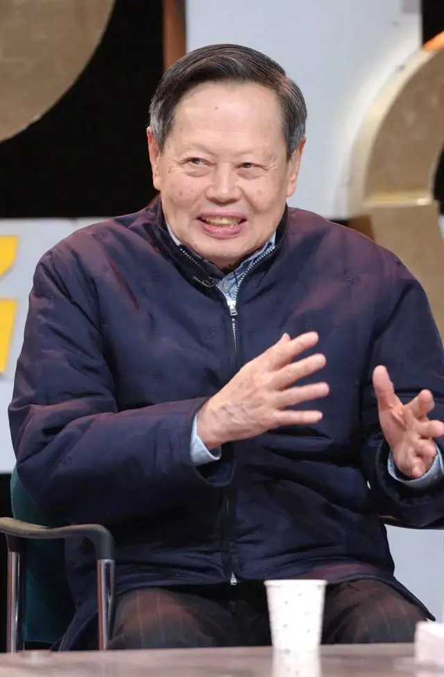 杨振宁去世3天，众人自发前往吊唁，回看过往，他竟被误解很多年