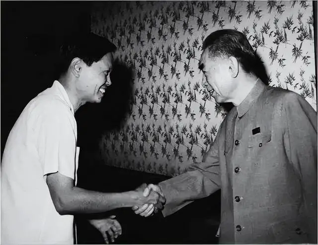 杨振宁去世3天，众人自发前往吊唁，回看过往，他竟被误解很多年