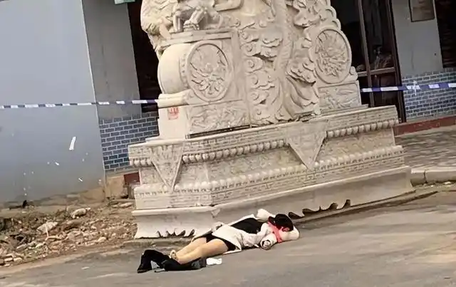 19岁美少女校园遇害，拒绝搭讪遭刺身，残忍血案令人心碎