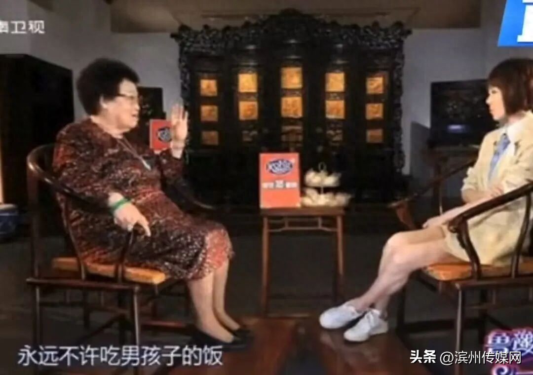 陈丽华曾公布全家福,她与爱人迟重瑞站中间,儿子赵勇、女儿赵莉、赵敏、养女王镰相伴左右;给女孩子定家规:永远不许吃男孩子的饭