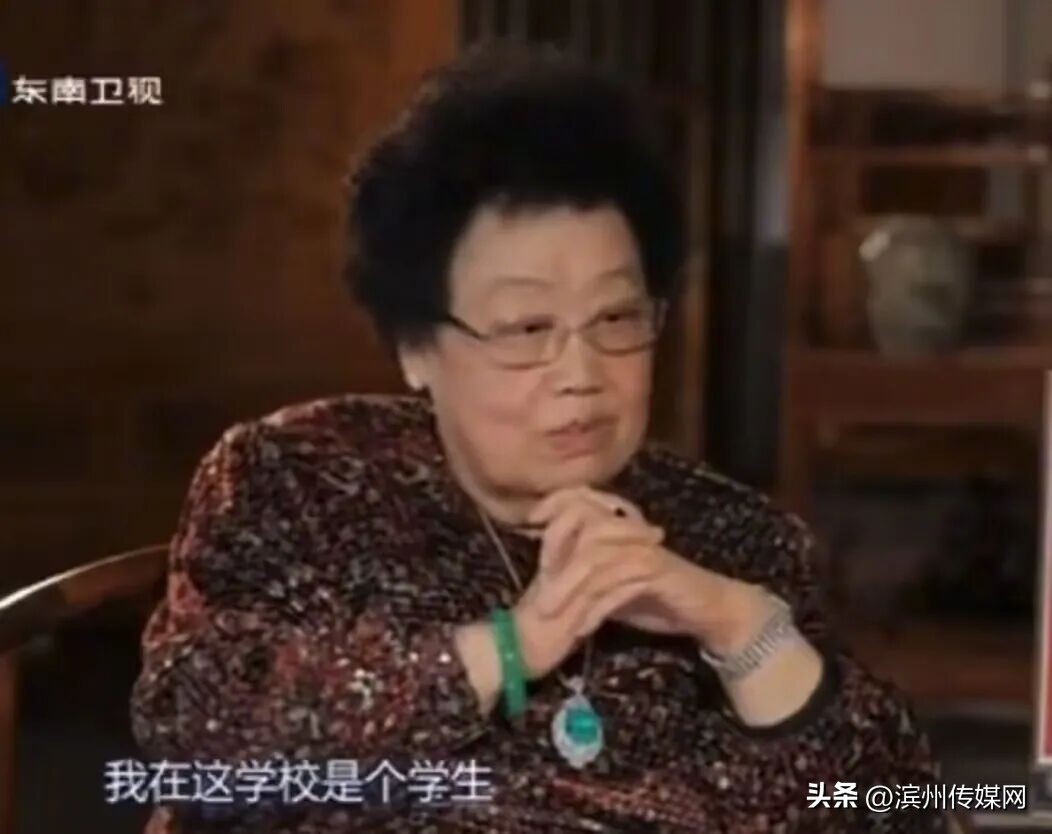 陈丽华曾公布全家福，她与爱人迟重瑞站中间，儿子赵勇、女儿赵莉、赵敏、养女王镰相伴左右；给女孩子定家规：永远不许吃男孩子的饭