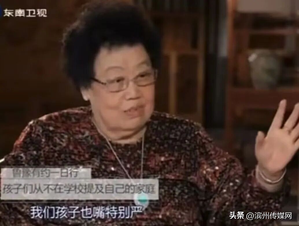 陈丽华曾公布全家福，她与爱人迟重瑞站中间，儿子赵勇、女儿赵莉、赵敏、养女王镰相伴左右；给女孩子定家规：永远不许吃男孩子的饭