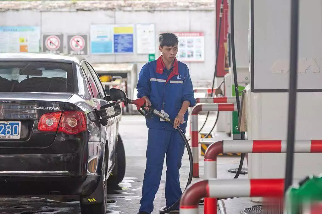 汽车加油小窍门:每次都把油箱加满,好处多多!