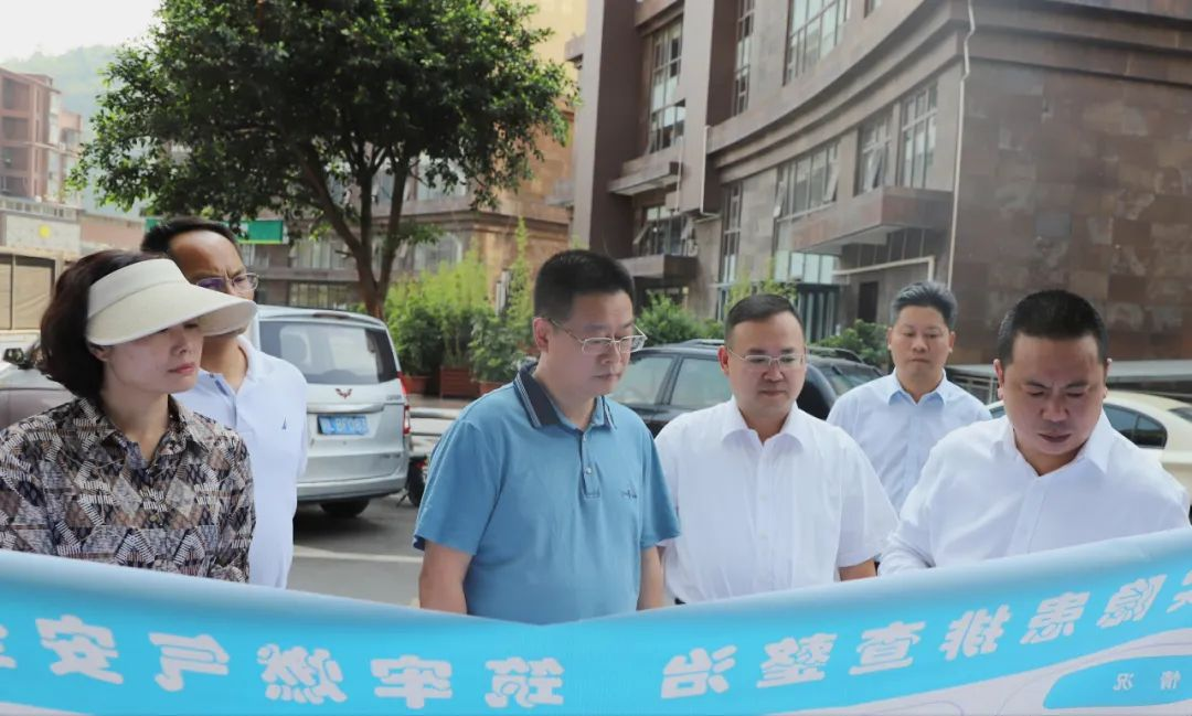 近年来，峨边彝族自治县委、县政府突出