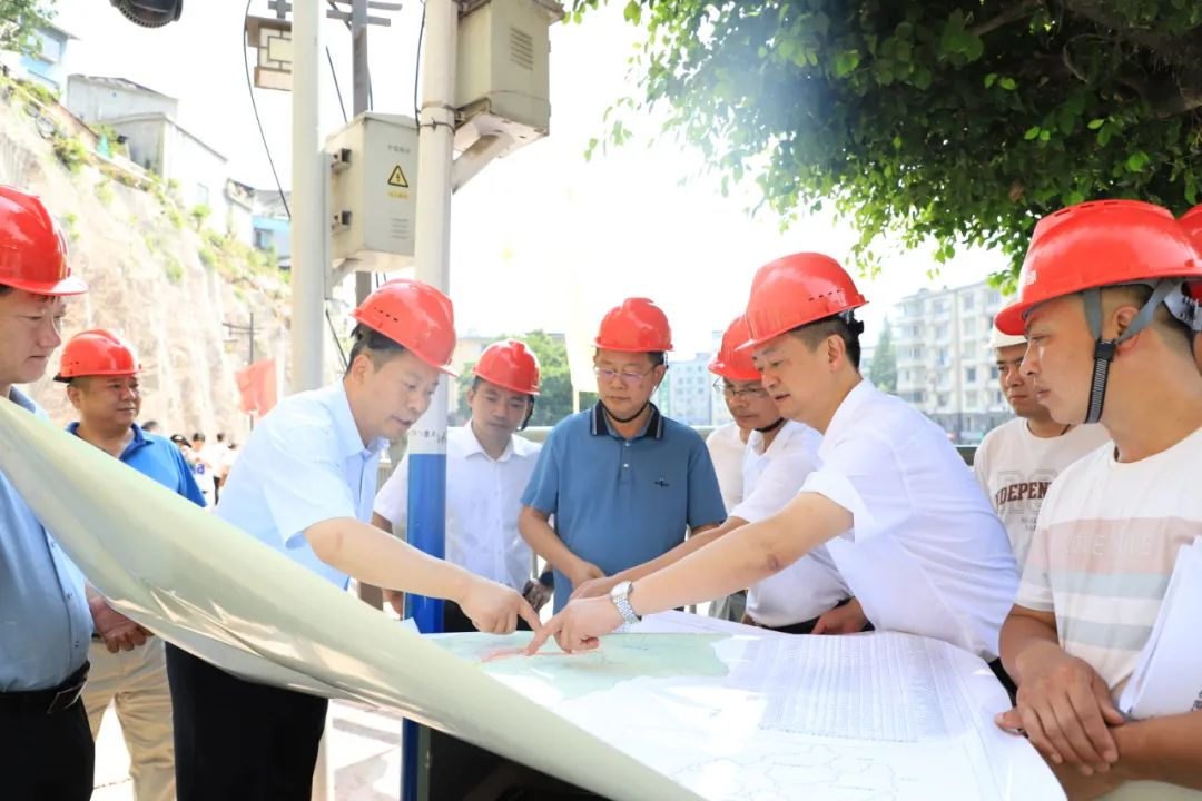 近年来，峨边彝族自治县委、县政府突出