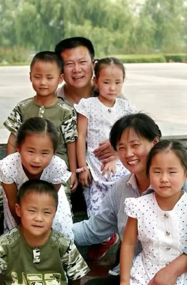 中国首例五胞胎长大了，父亲却过劳去世，现状令人唏嘘…