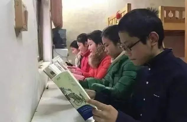 中国首例五胞胎长大了，父亲却过劳去世，现状令人唏嘘…