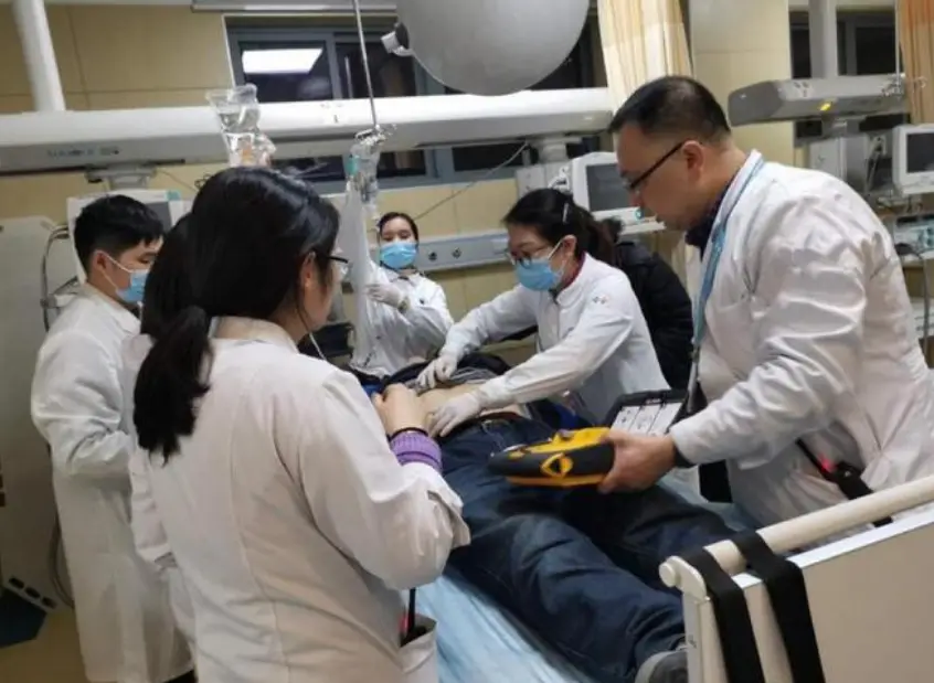 辽宁省中医院一名医生遇袭、网友：案发前一天还杀了另一个人