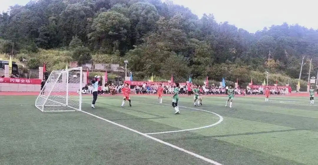 横龙腾龙队顽强作战，终场逆转击败安源星火队