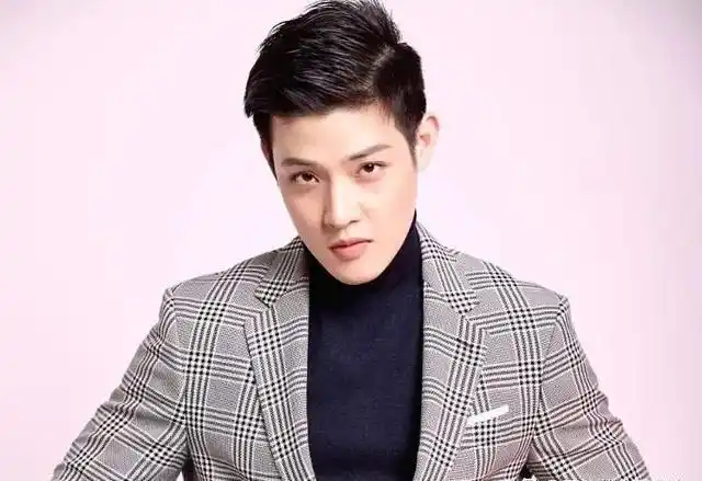 老戏骨寇世勋晒父子合照，儿子高大帅气，被赞比父亲还帅