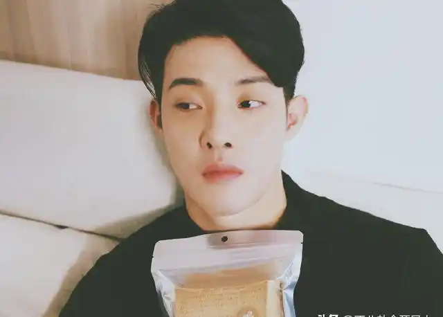 老戏骨寇世勋晒父子合照，儿子高大帅气，被赞比父亲还帅