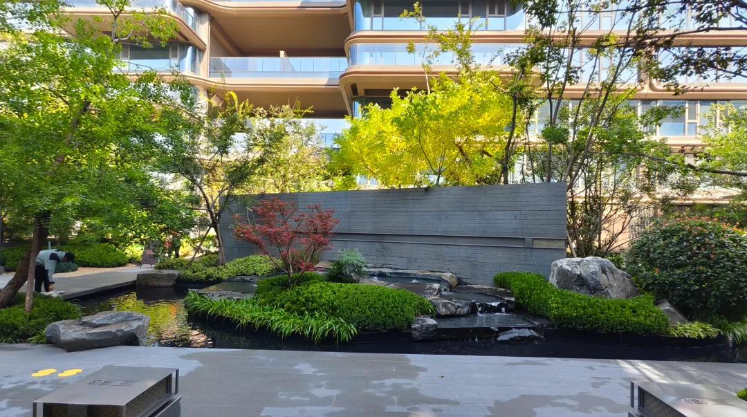 近期，青岛4万/平高端盘交付的刚需感，让人惊掉下巴