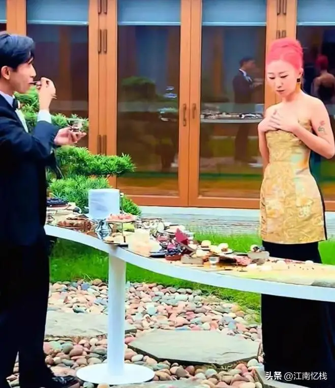 刘欢女儿结婚，现场曝光，染红发很漂亮，卢璐打扮喜庆，新郎帅气