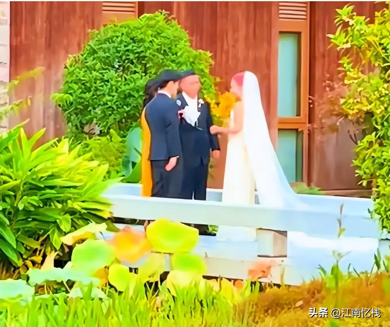 刘欢女儿结婚，现场曝光，染红发很漂亮，卢璐打扮喜庆，新郎帅气