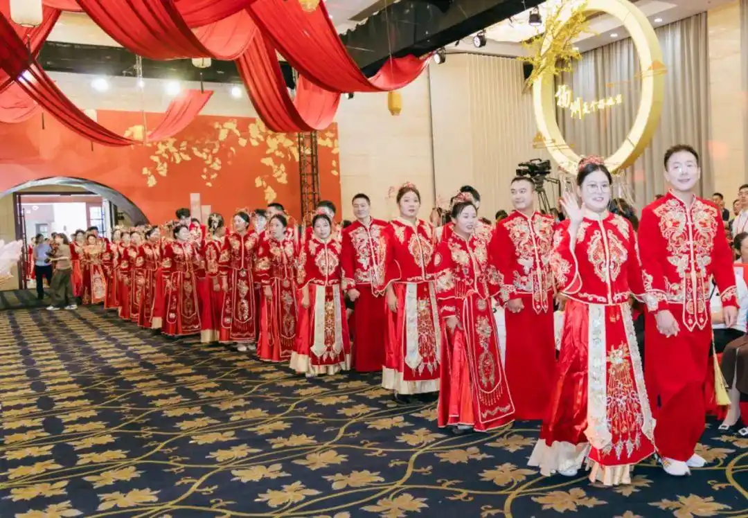 家国同庆 见证幸福｜恭喜，他们结婚了！婚礼现场掠影→