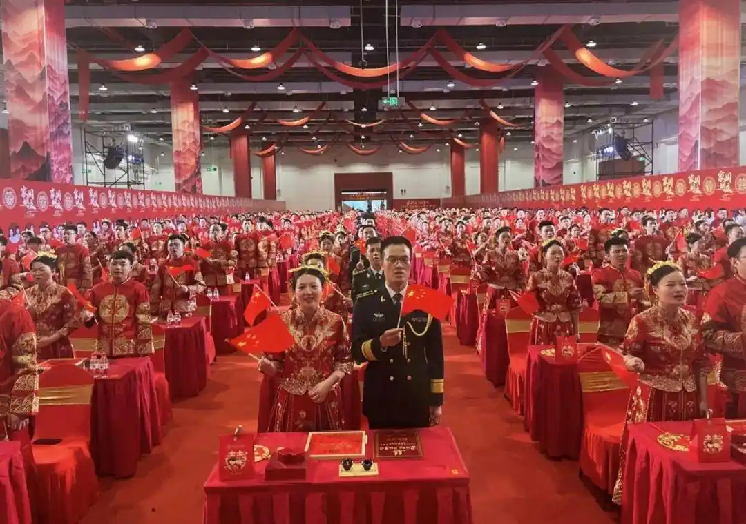 家国同庆 见证幸福|恭喜,他们结婚了!婚礼现场掠影→