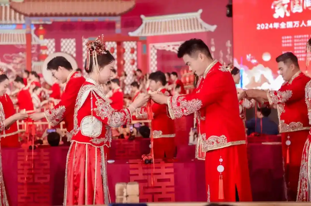 家国同庆 见证幸福|恭喜,他们结婚了!婚礼现场掠影→