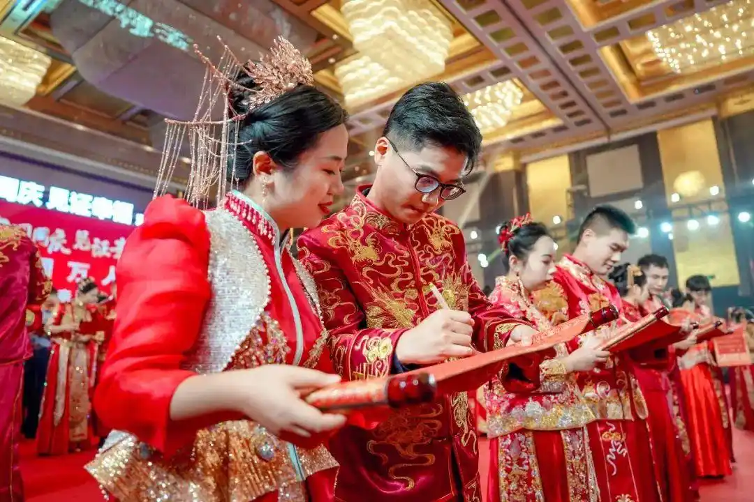 家国同庆 见证幸福|恭喜,他们结婚了!婚礼现场掠影→