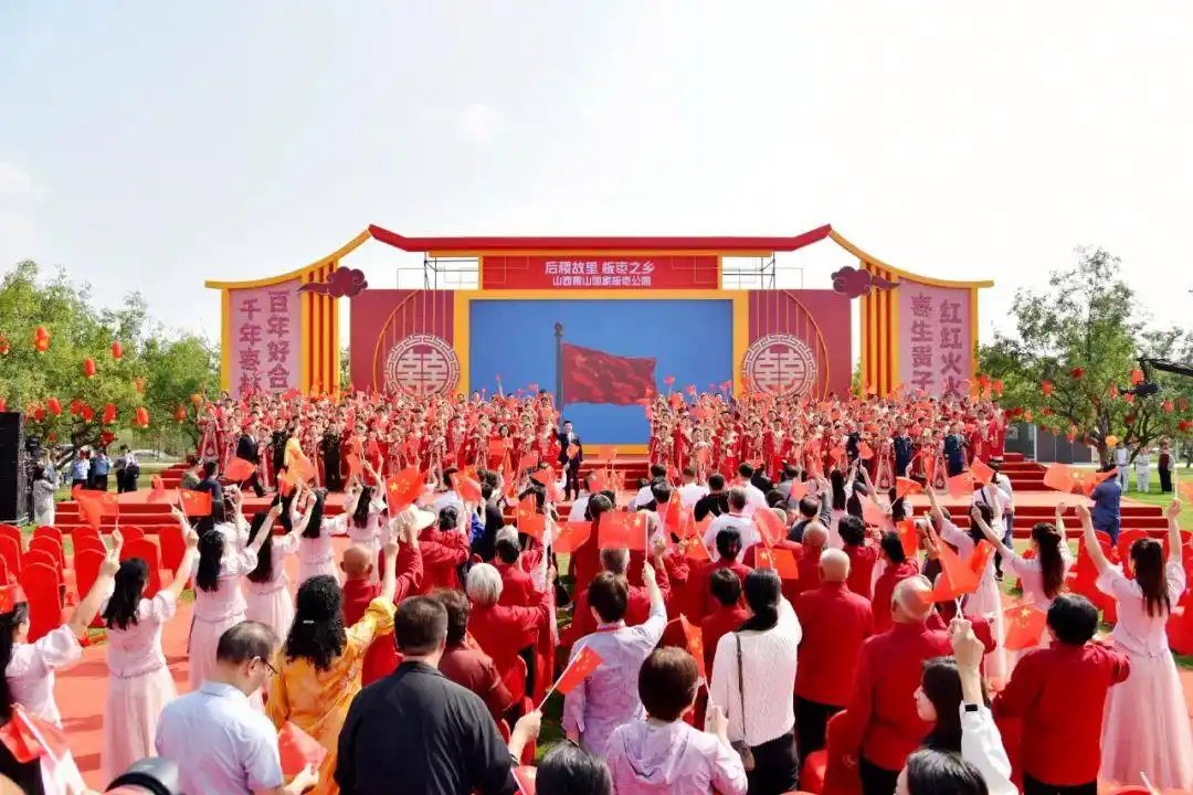 家国同庆 见证幸福|恭喜,他们结婚了!婚礼现场掠影→