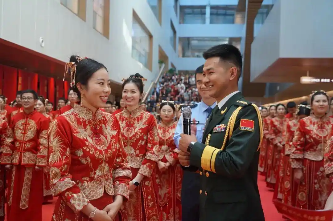 家国同庆 见证幸福|恭喜,他们结婚了!婚礼现场掠影→