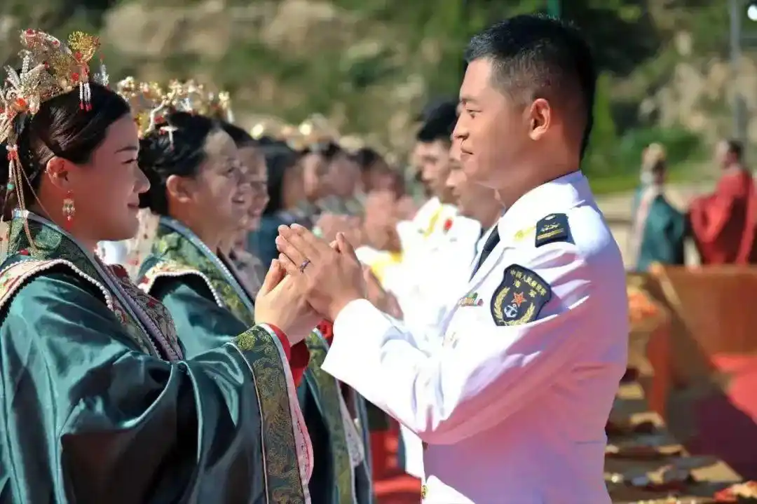 家国同庆 见证幸福|恭喜,他们结婚了!婚礼现场掠影→