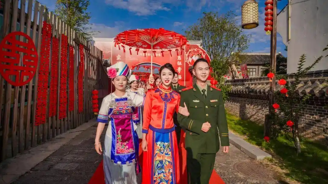 家国同庆 见证幸福|恭喜,他们结婚了!婚礼现场掠影→