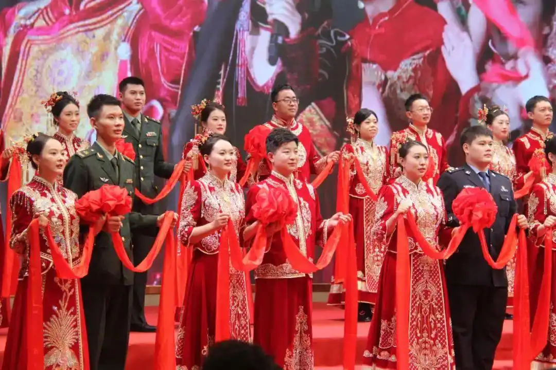 家国同庆 见证幸福|恭喜,他们结婚了!婚礼现场掠影→