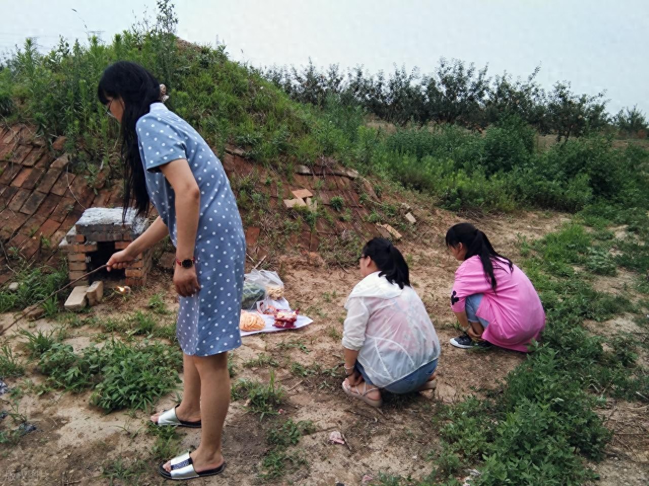 农村上坟很有讲究，要“先拜后土，再拜祖先”，啥是“后土”？