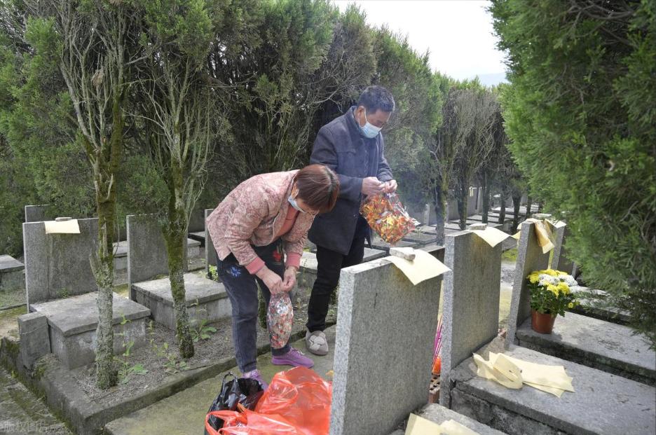 农村上坟很有讲究，要“先拜后土，再拜祖先”，啥是“后土”？