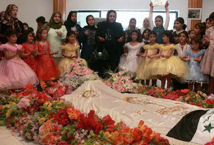 萨达姆死时伊拉克人欢呼雀跃，葬礼却万人送行，原来是因为这个