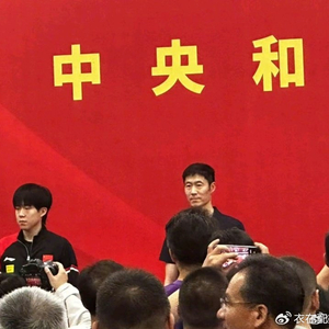 王楚钦陪领导打球 主动失误送分+弯腰捡球